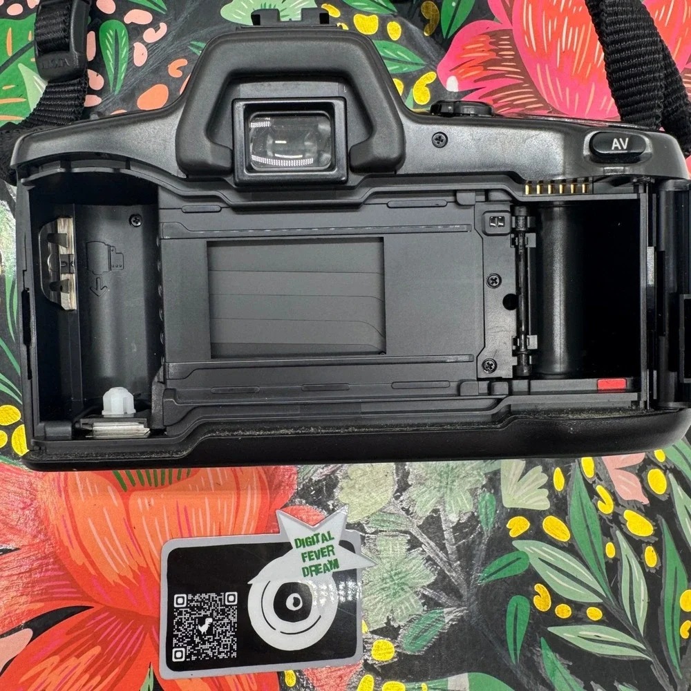 Minolta Maxxum 400si 35mm SLR Film Camera with 35-70mm AF Zoom Lens and Strap